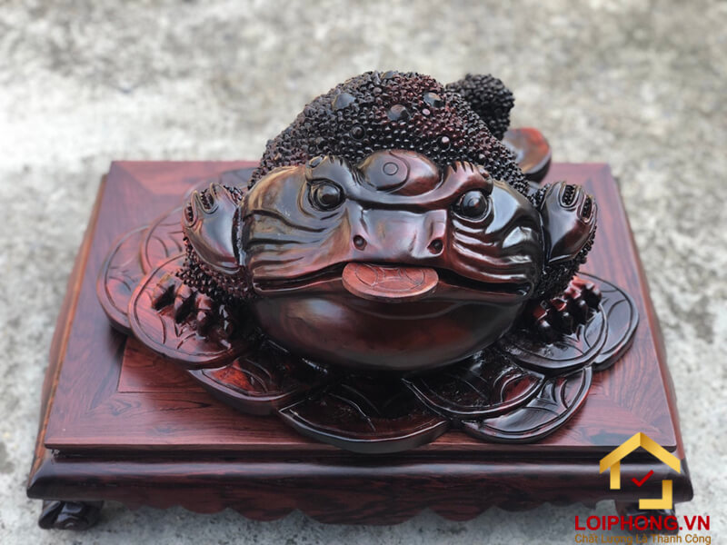 Ông Cóc ngậm đồng tiền để chiêu tụ tài khí vào nhà