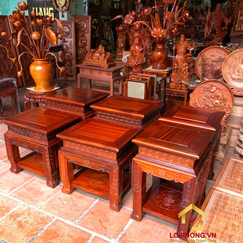 Đôn được làm từ chất liệu gỗ tự nhiên nên nhìn có phần nổi trội hơn một chút