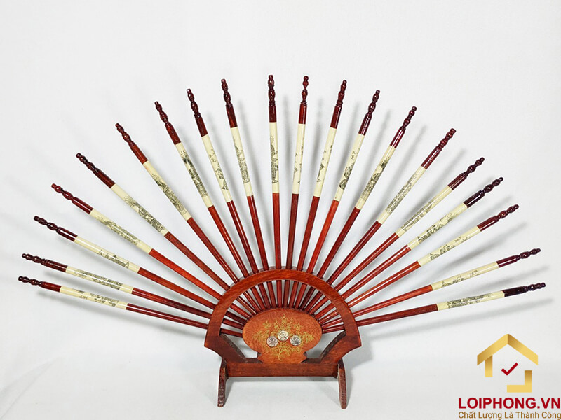 Đũa được làm từ chất liệu gỗ hương tự nhiên, đảm bảo an toàn sức khỏe. Sản phẩm không phủ sơn, không phai màu khi sử dụng.