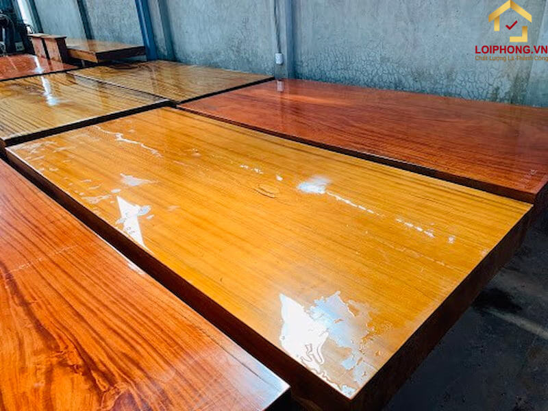 Loại gỗ có màu vàng ngả dần giúp toát lên sự sang trọng và đẳng cấp