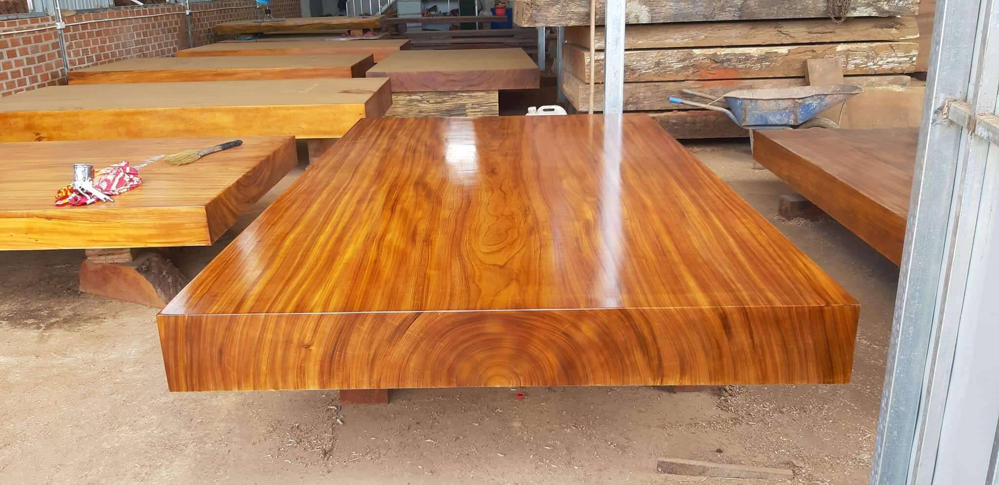 Nhận biết về dòng gỗ này dựa vào hệ vân và trọng lượng của nó