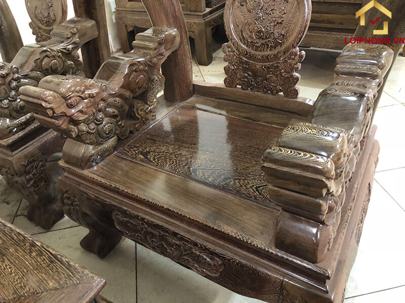 Mun đuôi công với thớ gỗ mềm thường được ứng dụng trong việc đóng bàn ghế