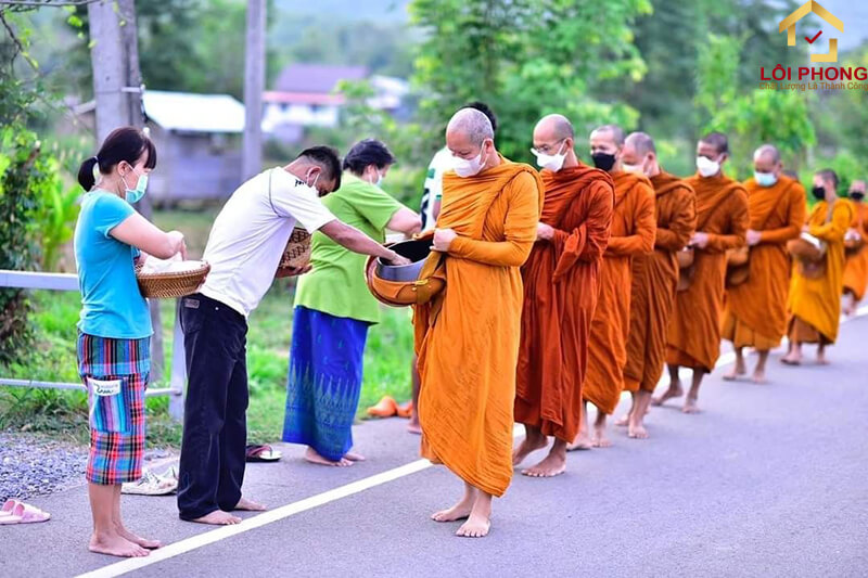 Hành khất giúp cho chúng tăng hiểu được cuộc sống của chúng sanh, giải trừ lòng tham sân si