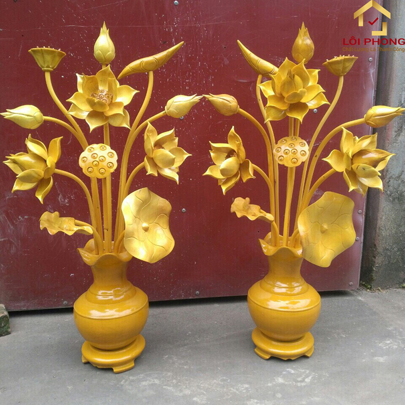 Đôi lọ hoa bằng gỗ khiến không gian thờ cúng tràn ngập sức sống