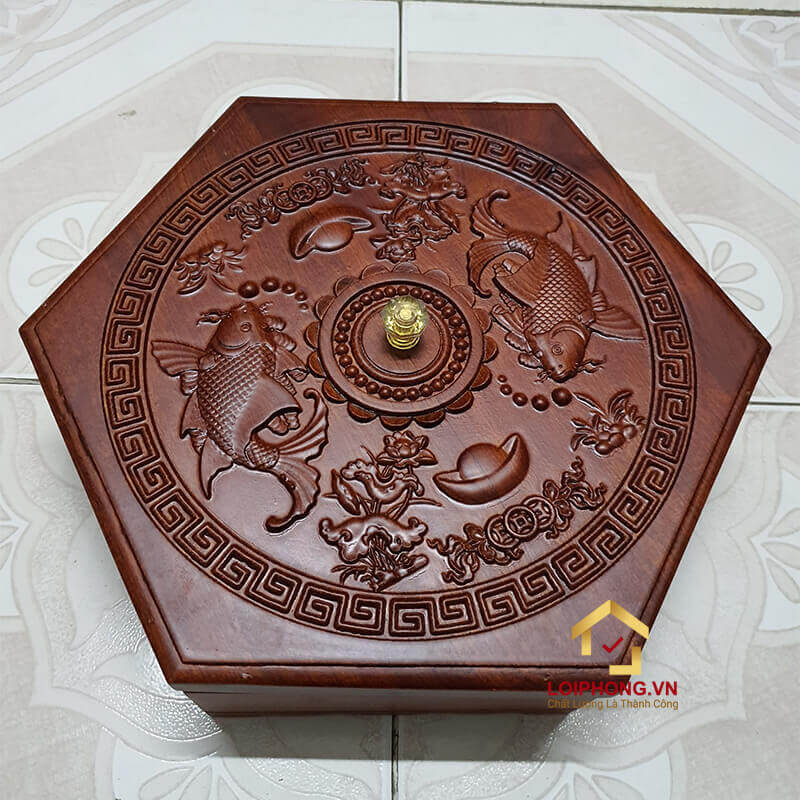 Hộp đựng mứt tết bằng gỗ chạm khắc đôi cá chép tài lộc