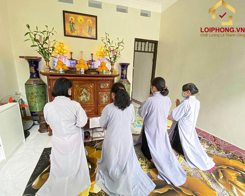 Ai là người tụng niệm kinh cầu siêu?