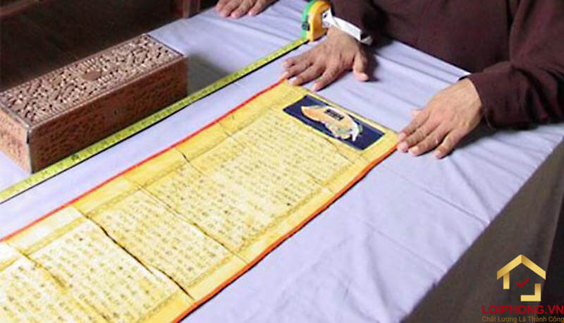 Bản Kinh Kim Cang thêu trên gấm, từ thời Tây Sơn (khoảng 1800), gìn giữ tại chùa Trúc Lâm, tỉnh Quảng Trị, trong một hộp gỗ trầm có khắc chạm