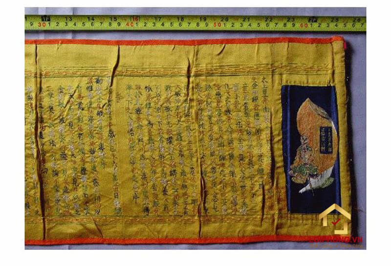 Phần đầu của bài Kinh thêu trên gấm, chùa Trúc Lâm, Quảng Trị