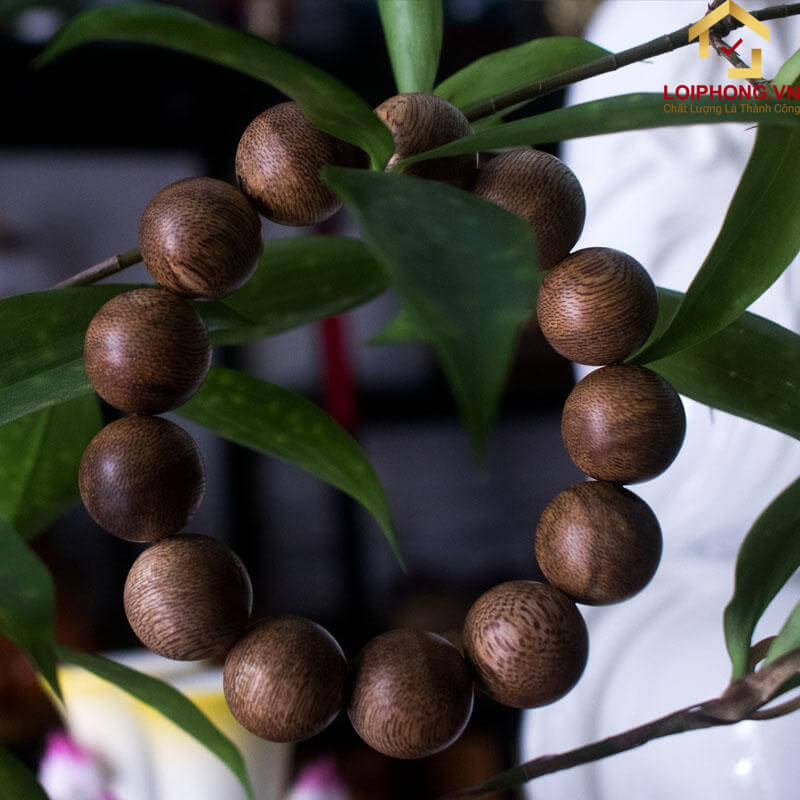 Vòng tay Trầm Hương tự nhiên được làm từ gỗ Trầm quý hiếm mang giá trị rất cao