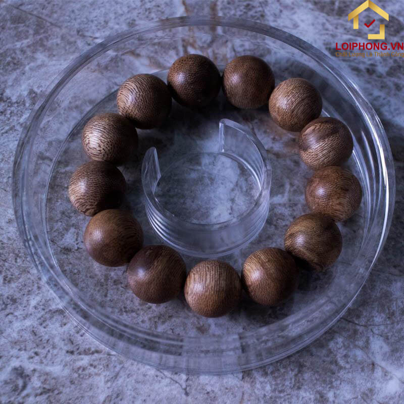 Kinh nghiệm mua vòng tay Trầm Hương đó là quan sát về vẻ bề ngoài của vòng