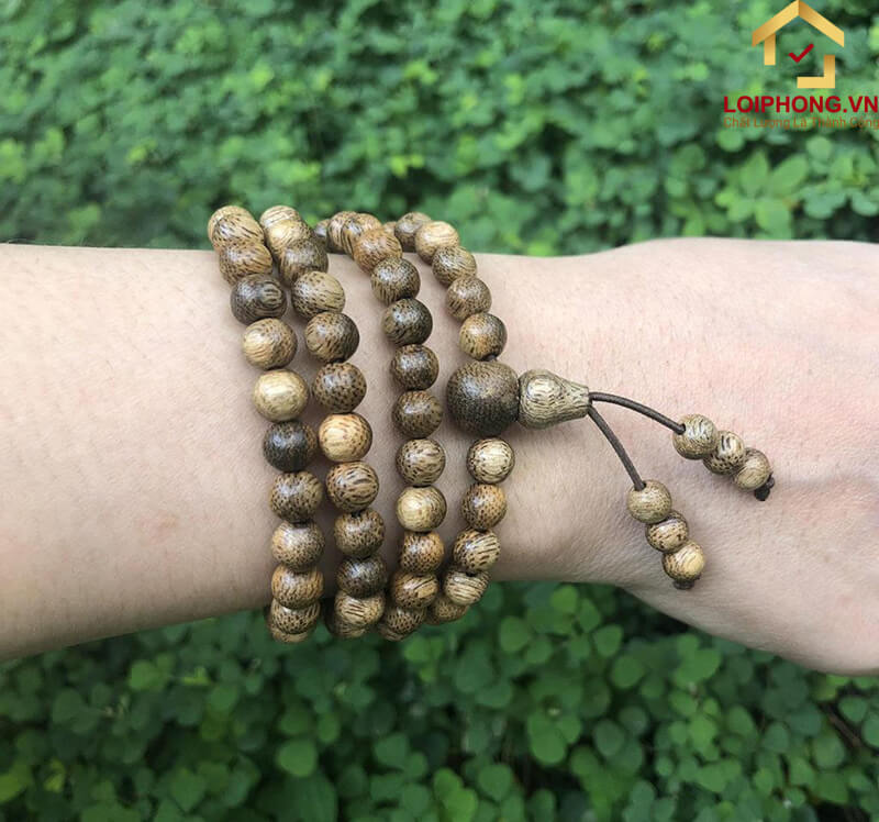 Vòng Trầm Hương thật thường có mùi thơm dễ chịu, nhẹ nhàng và khi đốt mùi hương không bị hắc