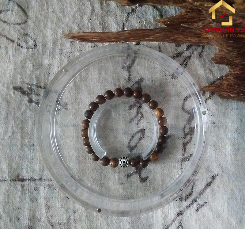 Kinh nghiệm mua vòng tay Trầm Hương mà bạn có thể áp dụng nữa là dựa theo trọng lượng của sản phẩm