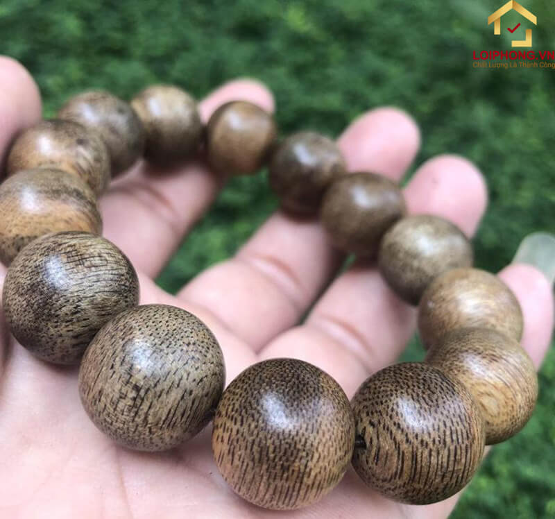 Vòng tay Trầm Hương thật thường có màu đen pha trắng và độ bóng dầu cao