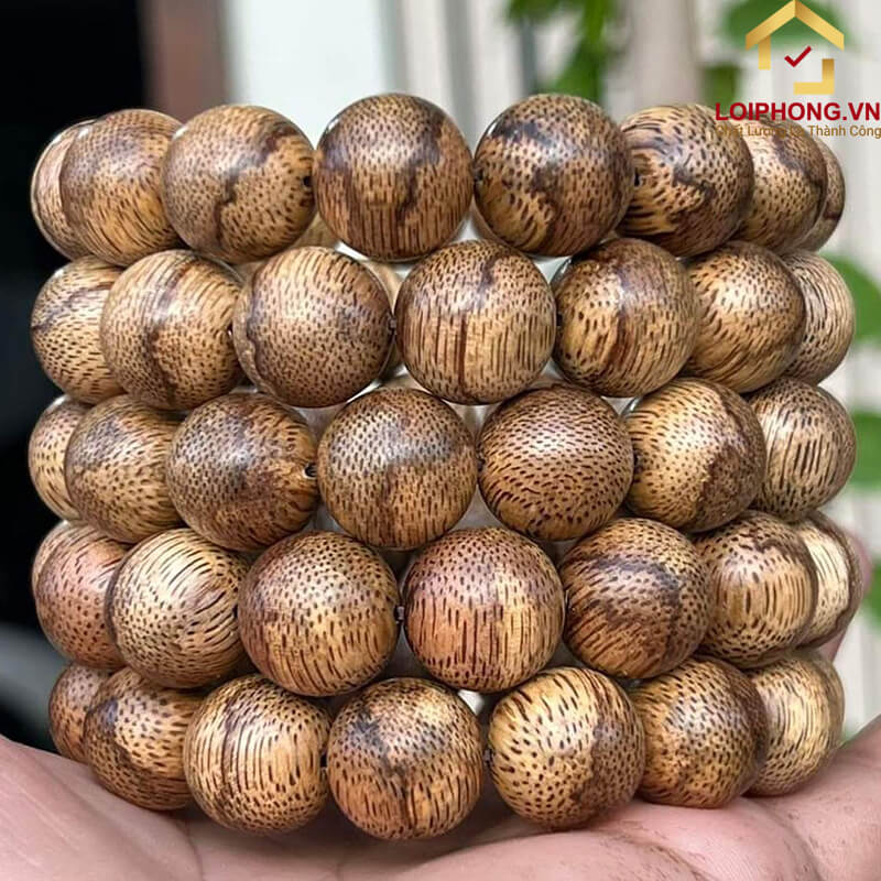 Thông thường vòng tay Trầm Hương thật sẽ có giá bán cao vì đây được làm từ loại gỗ quý hiếm