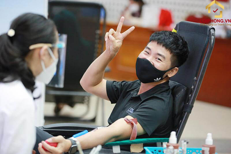 Hiến máu cứu người, giúp đỡ người khác