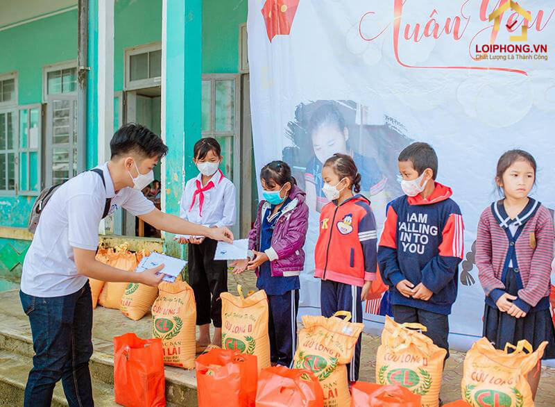 Làm nhiều việc thiện, giúp đỡ người khác