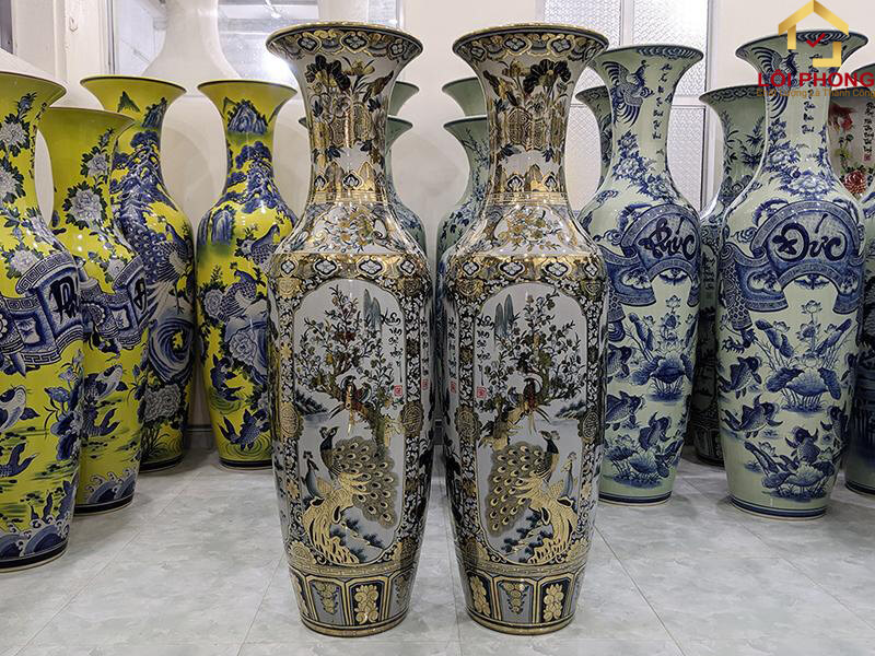 Lục bình gốm được vẽ men tỉ mỉ