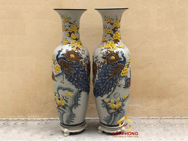 Lục bình gốm men rạn, hoa văn đắp nổi