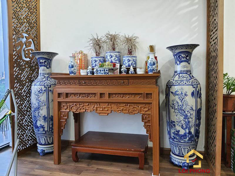 Lục bình gốm thường được đặt ở không gian thờ tự