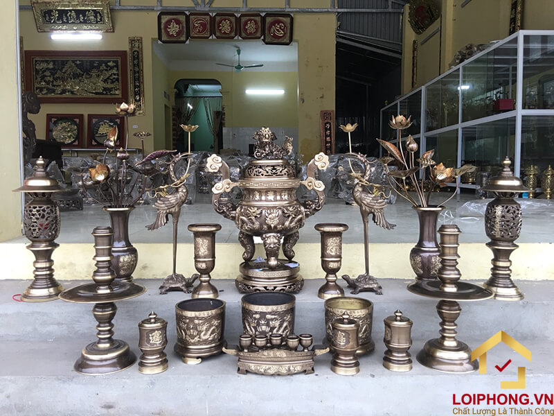 Một bộ đồ thờ đầy đủ bằng chất liệu đồng cao cấp
