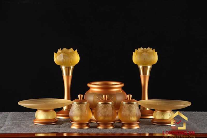 Bộ đồ thờ được làm bằng đồng và lưu ly 3