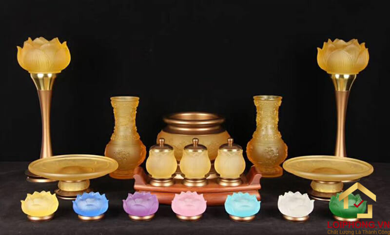 Bộ đồ thờ được làm bằng đồng và lưu ly 4