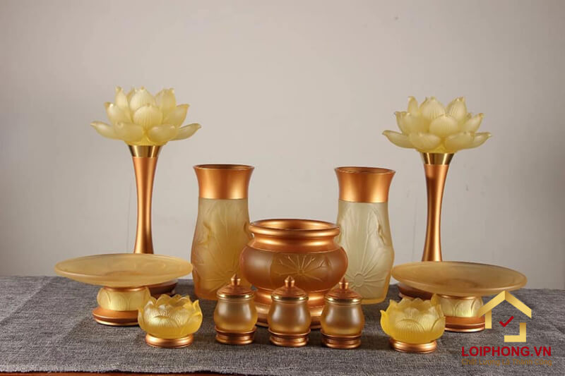 Bộ đồ thờ được làm bằng đồng và lưu ly 1
