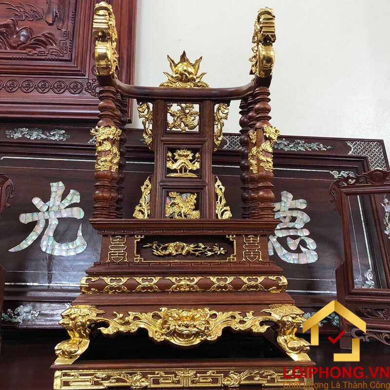 Ngai thờ mang tượng trưng cho chiếc ghế cao nhất để gia tiên tiền tổ quan sát và chứng giám