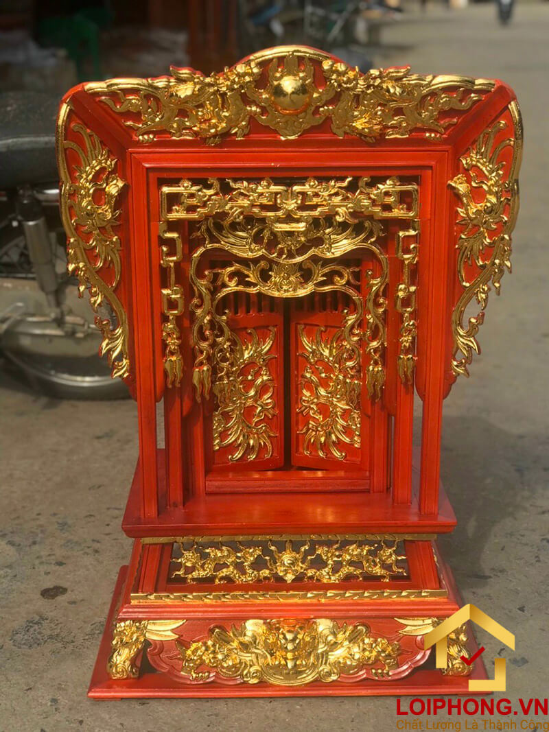 Ngai thờ được làm từ gỗ Hương với màu đỏ sẫm và vân gỗ tự nhiên đặc sắc