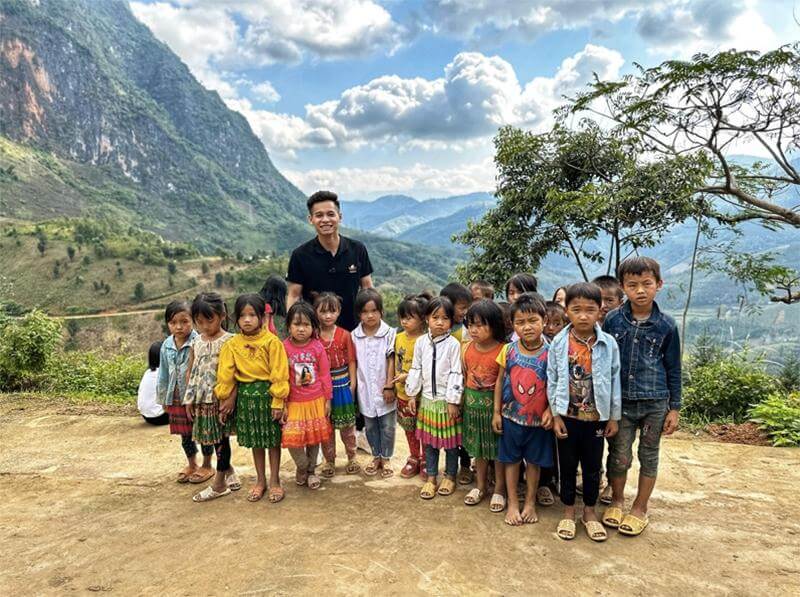 Làm nhiều việc thiện để tích đức