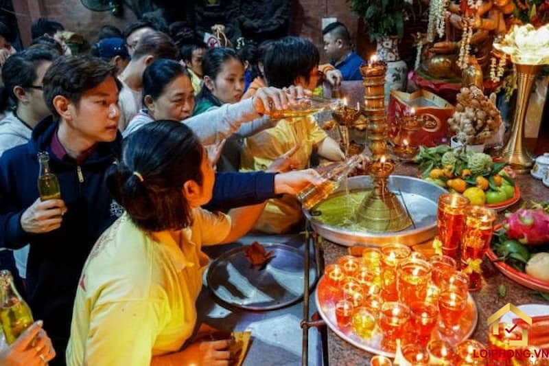 Phong tục ngày cúng vía Ngọc Hoàng Thượng Đế thường được cúng vào giờ Tý