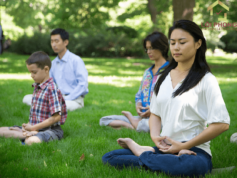 Đặt bàn chân phải lên đùi trái sao cho gót chân trái sát với khớp hông