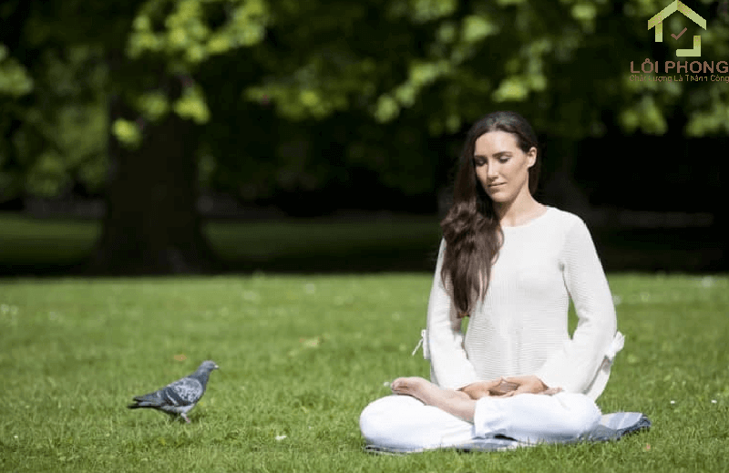 Mở ngực và ngồi thật thẳng lưng để tránh bị đau, trẹo xương sống