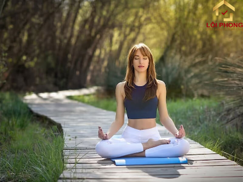 Hít thở thật chậm và sâu trong khi ngồi thiền kiết già