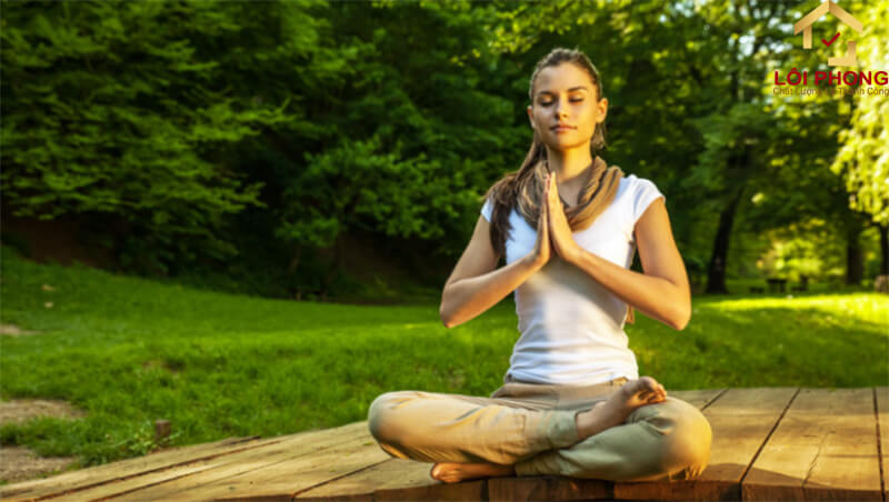 Thực hiện đúng tư thế và tập trung vào hơi thở của bản thân khi ngồi thiền kiết già