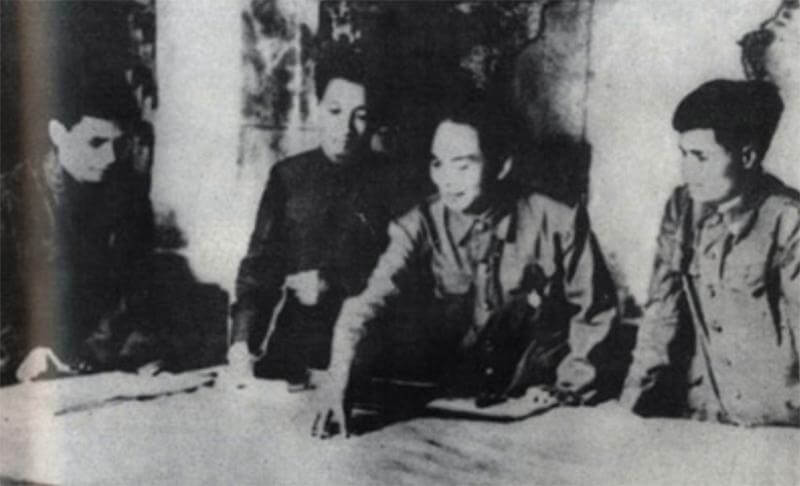 Đại tướng Nguyễn Chí Thanh (thứ nhất từ phải sang) cùng Bộ Tổng Tư lệnh QĐND Việt Nam bàn kế hoạch tác chiến Đông - Xuân 1953-1954