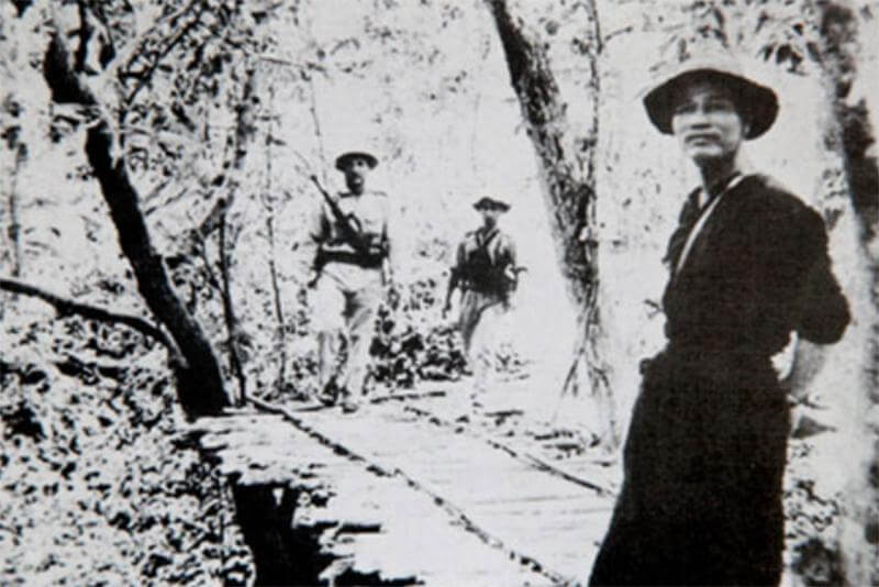 Đại tướng Nguyễn Chí Thanh trên đường công tác tại chiến trường miền Nam năm 1965