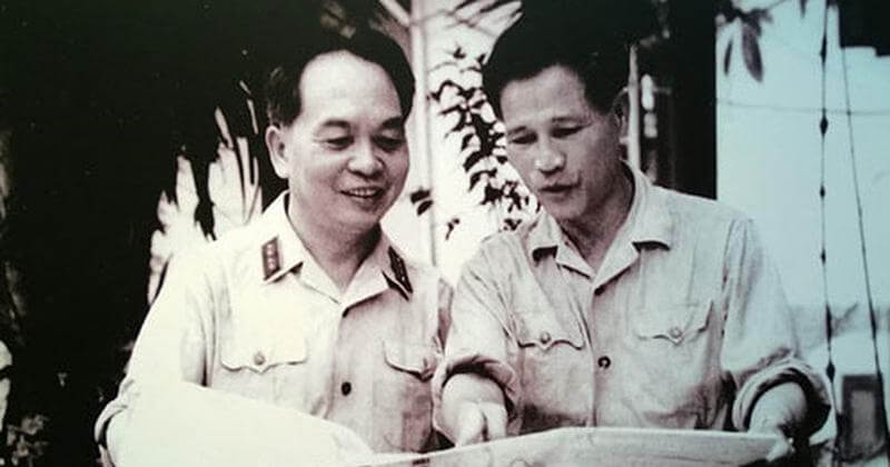 Đại tướng Nguyễn Chí Thanh và Đại tướng Võ Nguyên Giáp trao đổi tình hình chiến sự chiến trường miền Nam (5/7/1967)
