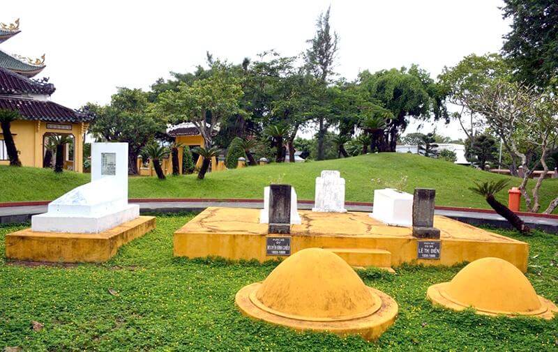 Phần mộ của cụ Đồ với phu nhân, gần đó là nơi yên nghỉ của nữ sĩ Nguyễn Thị Ngọc Khuê (Sương Nguyệt Ánh) con gái của nhà thơ