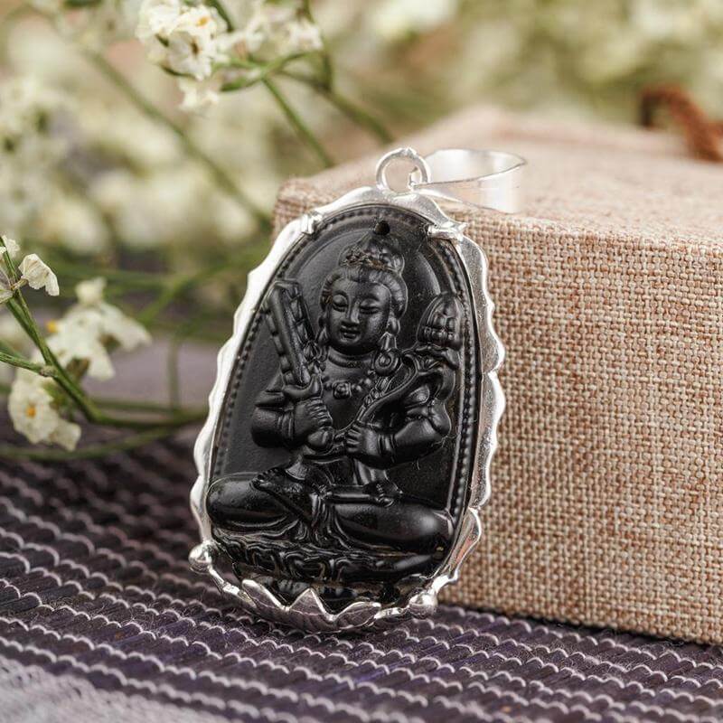 Người tuổi Dần, tuổi Sửu thường thỉnh mặt dây chuyền khắc hình Ngài để đeo