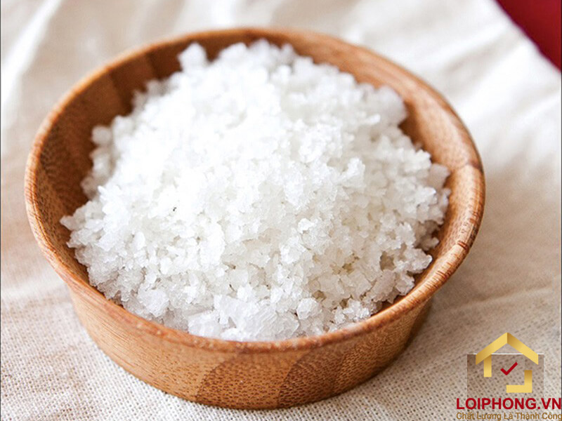 Muối hạt tuy nhỏ bé nhưng mang đến điều thần kỳ trong việc lau rửa đồ thờ bằng đồng.