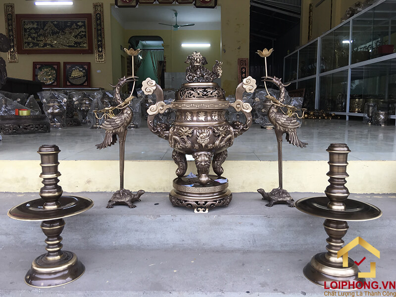 Một bộ đồ thờ bằng đồng đầy đủ.