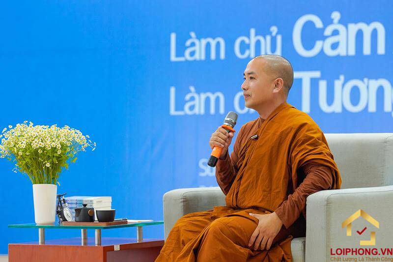 Phần lớn thời gian thầy Minh Niệm dành để nghiên cứu và giảng pháp