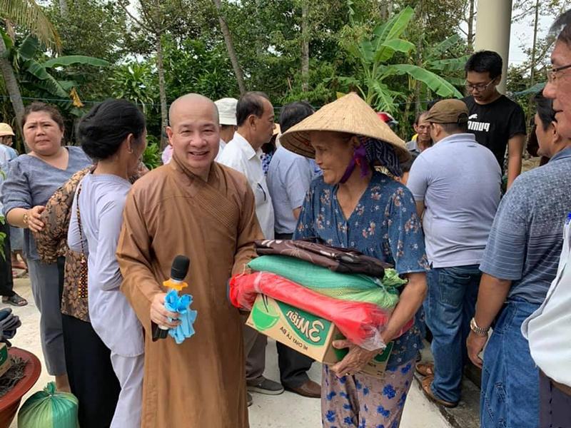 Khái niệm “từ thiện” của thầy Thích Trí Huệ