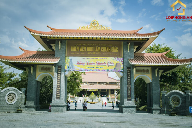 Cổng tam quan rộng lớn thu hút mọi ánh nhìn