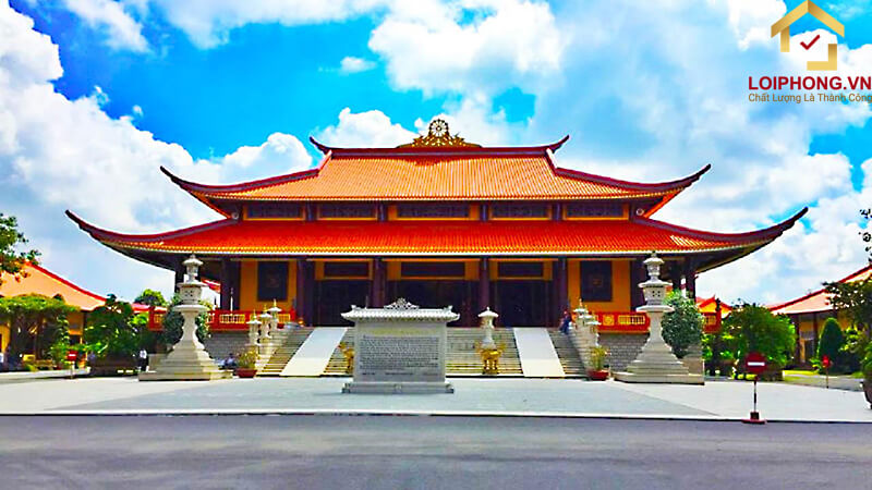 Chánh điện với không gian rộng rãi có sức chứa lên tới hơn 3000 người