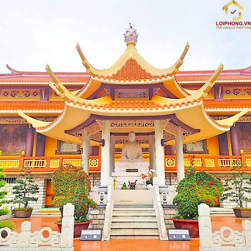 Khu vực nội viện nổi bật với Pho tượng phật Thích Ca Mâu Ni độ cao lên tới 4,5m và nặng khoảng 30 tấn