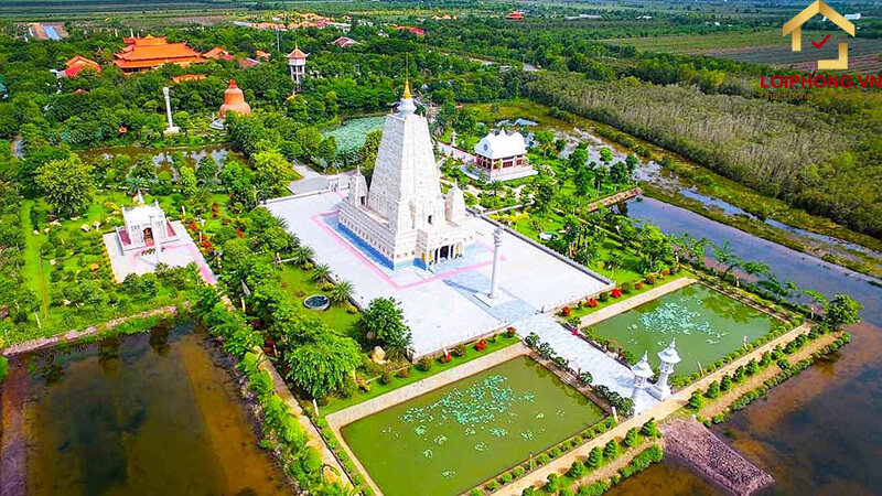 Toà tháp Thánh Tích sở hữu một chiều cao ấn tượng tạo dược sự uy nghi, oai phong và lẫm liệt