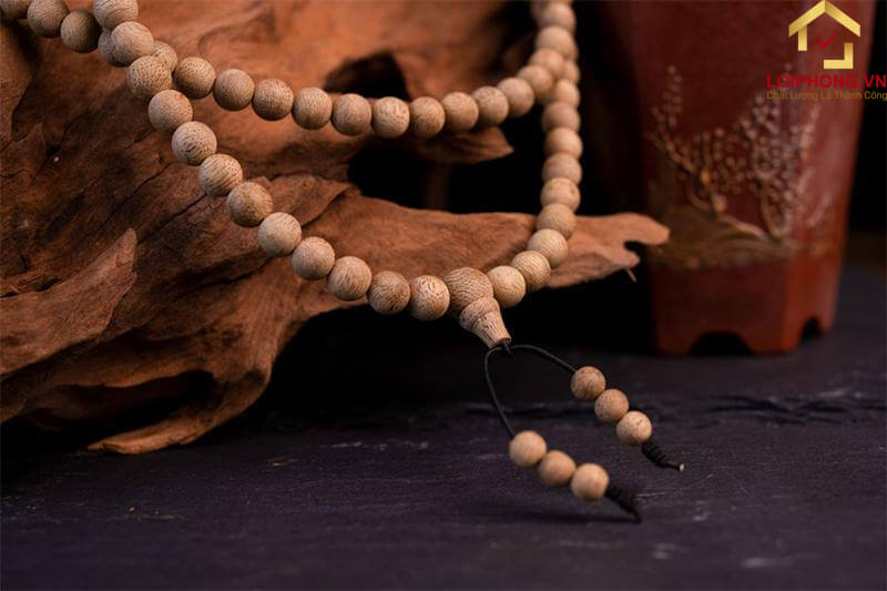 Đeo trang sức bằng gỗ trầm hương mang đến nhiều may mắn, bình an