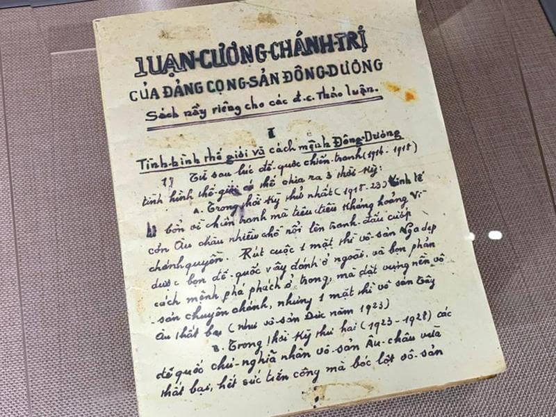 Luận cương chính trị do Trần Phú viết